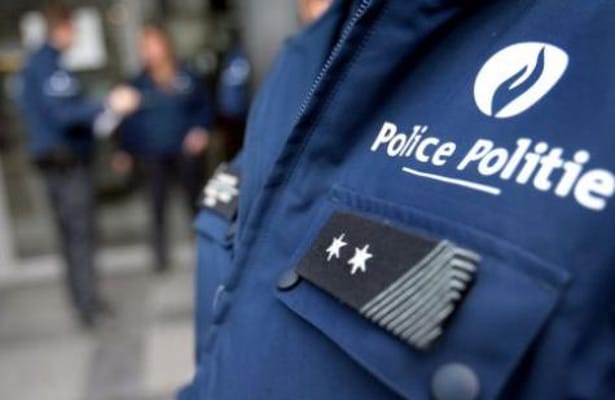 La police Belge distribue des tickets à gratter